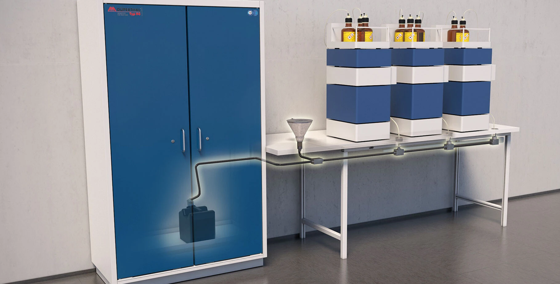 Eine blaue Lagereinheit mit Schrank und einem Tisch, auf dem mehrere Behälter stehen. Ein Schlauch verbindet die Behälter mit dem Schrank.
