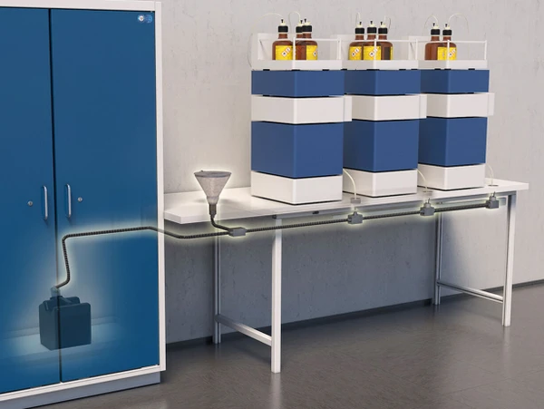 Eine blaue Lagereinheit mit Schrank und einem Tisch, auf dem mehrere Behälter stehen. Ein Schlauch verbindet die Behälter mit dem Schrank.