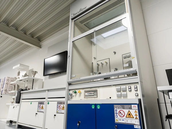 Laboratory mit einem Secuflow-Gerät, weißen Wänden und verschiedenen Arbeitsplatzmöglichkeiten.