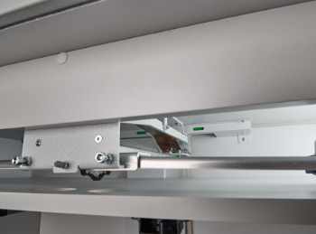 Detailaufnahme eines Schubladens mit Schienen und Befestigungselementen.